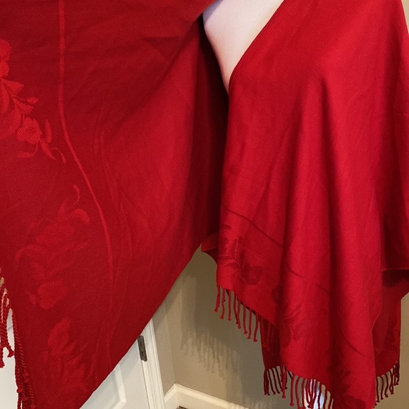 Red Rose Shawl - Picture 3 of 6